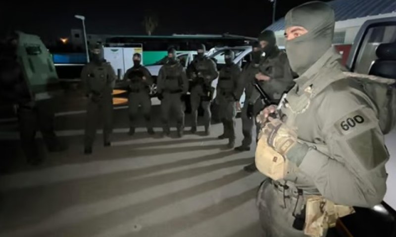 הכוחות המיוחדים נערכים למעצר, הלילה [צילום: דוברות המשטרה]