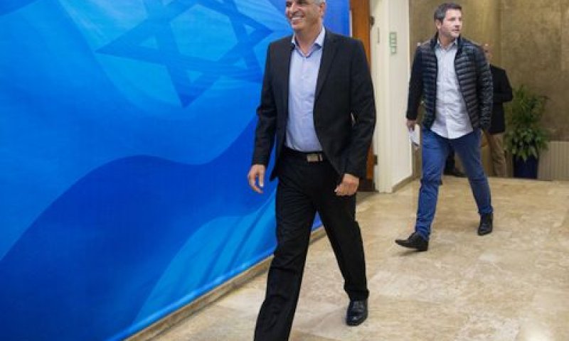 השר כחלון בכניסה לישיבה [צילום: יונתן זינדל/פלאש 90]
