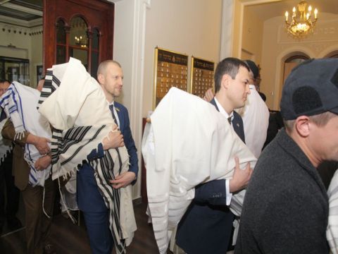 ספרי התורה עטופים בטליתות מוכנסים לבית הכנסת [צילום: יח"צ]