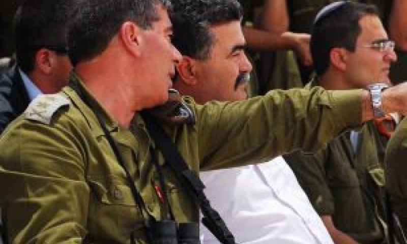בהתייחסו לרמטכ"ל גבי אשכנזי, אמר פרץ כי "הוא מנהיג את פרץ ואשכנזי. הצבא עם רוח של מחויבות אישית" [צילום ארכיון: דו"צ]