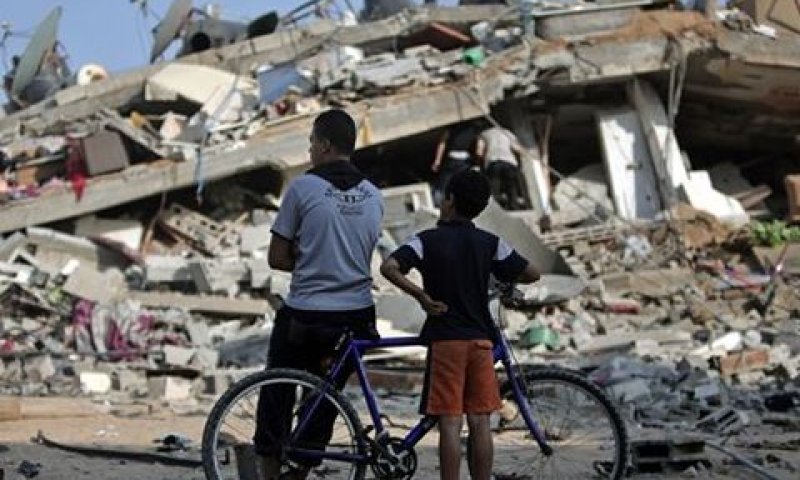 עיי חורבות בעזה, אבל הירי לא נפסק [צילום: AP]