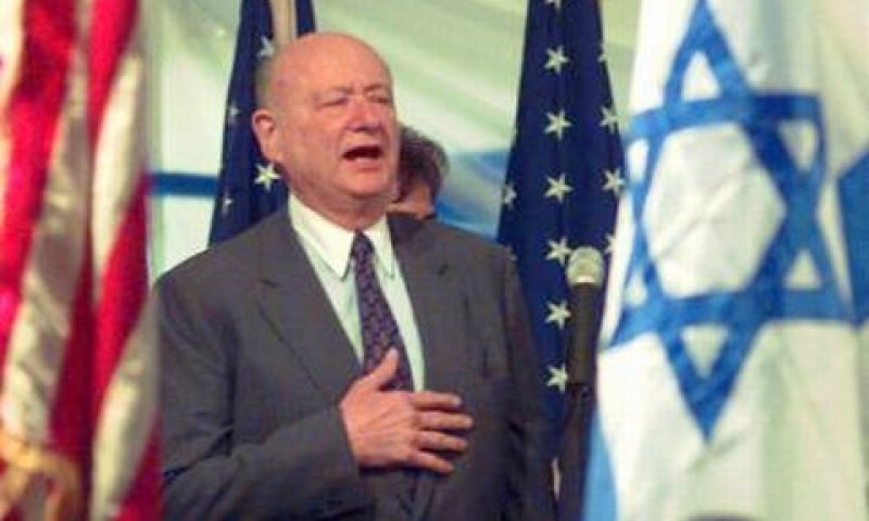 אד קוץ' ודגל ישראל [AP]