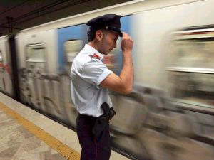 שוטר איטלקי בתחנת רכבת תחתית