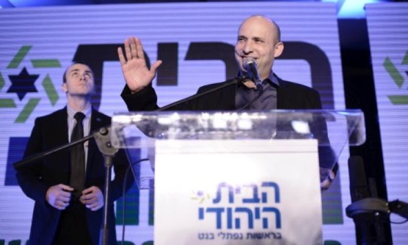 בנט. "עם יד על ההגה" [צילום: פלאש 90]