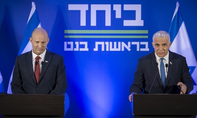 לפיד ובנט. שפת גוף נינוחה שמשדרת אמון הדדי [צילום: חיים גולדברג, פלאש 90]