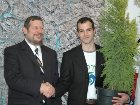 ר"ע ירושלים אורי לופוליאנסקי עם חברי מגמה ירוקה [צילום: ג'קי לוי]