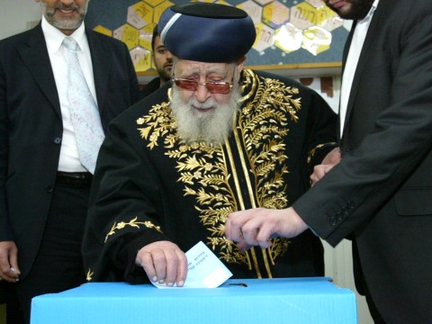 מנהיגה הרוחני של שס, הרב עובדיה יוסף, מצביע סמוך לביתו [צילום: פלאש 90]