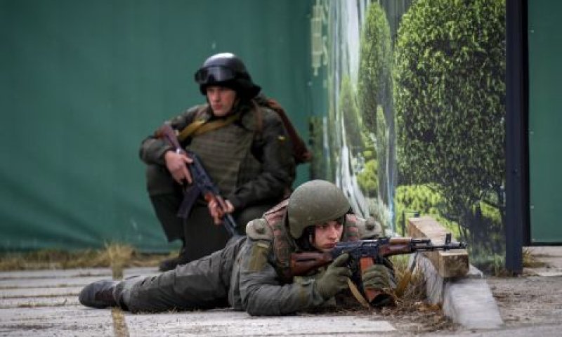 חיילים אוקראינים במרכז קייב, היום [צילום: אמיליו מורנאטי, AP]