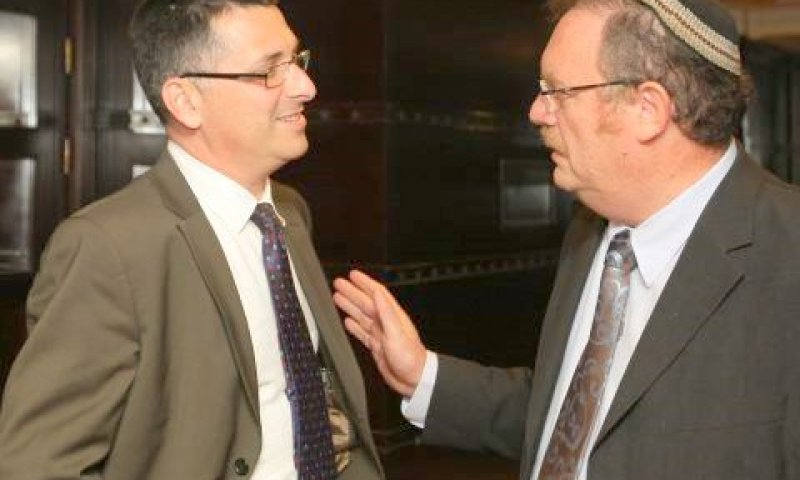 הרשקוביץ וסער. הסכם חתום [צילום: פלאש 90]