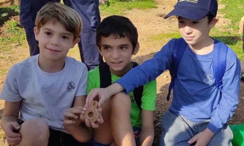 אלון כהן, ליאם אטיאס ורותם לבנת מבי"ס "נוף גליל" מחזיקים בנר הקדום שמצאו [צילום: שלומית אלימור]