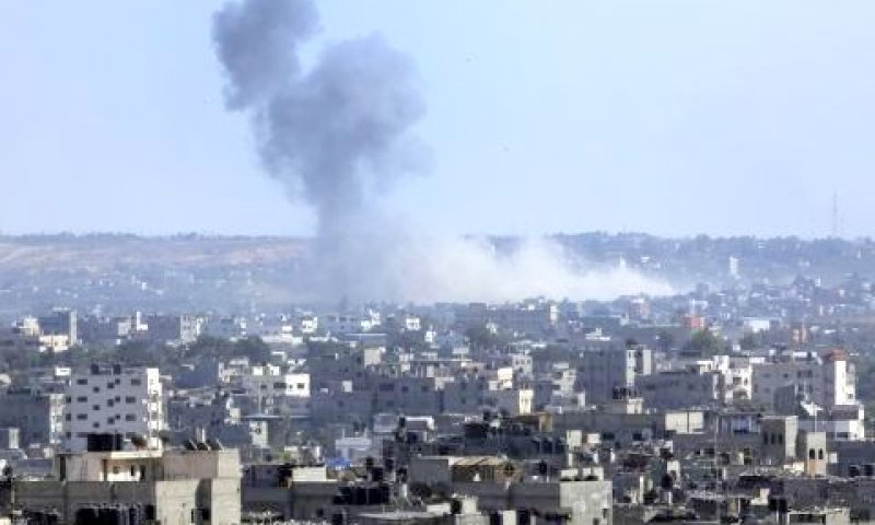 פטריית עשן מעל עזה [צילום: AP]