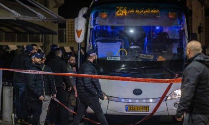 האוטובוס בו בוצע הפיגוע [צילום: יונתן זינדל, פלאש 90]