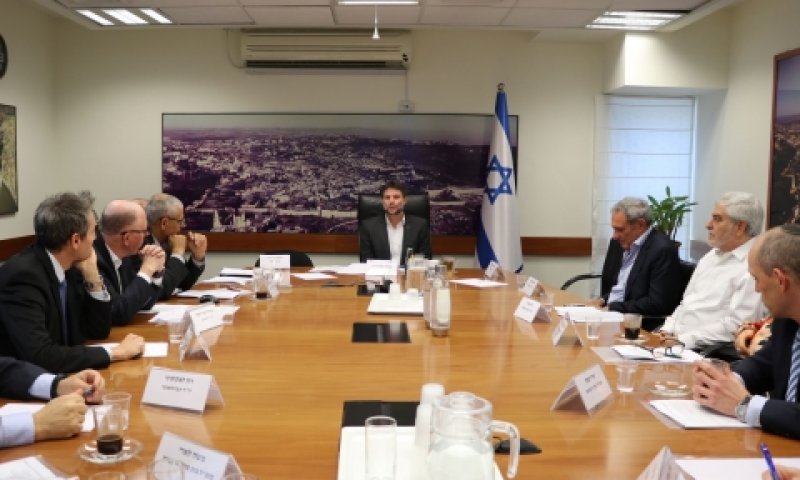 ראשי המערכת הבנקאית בלשכת שר האוצר [צילום: דוברות משרד האוצר]