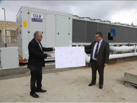 מנכ"ל הכנסת אלברט סחרוביץ מקבל הסבר מראש חטיבת התפעול בכנסת דן עמר, על המערכת החדשה [צילום: דוברות הכנסת, יצחק הררי]