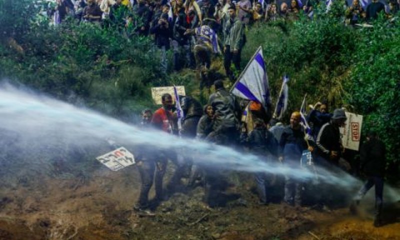 פינוי מפגינים בנתיבי איילון [צילום: אריק מרמור/פלאש 90]