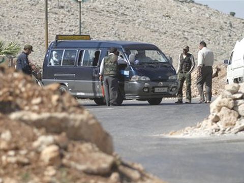 צבא סוריה החופשי בודק כלי רכב [צילום: AP]