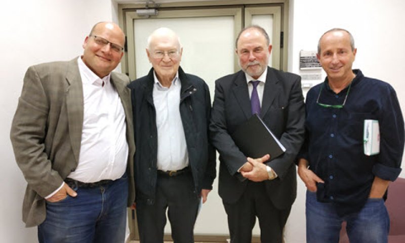 מצולמים (מימין לשמאל): אמתי קורן, יזם ומנכ"ל על זכות, יו"ר המועצה הציבורית הנכנס, הפרופ' יורם דנצינגר, יו"ר המועצה הציבורית היוצא, פרופ' יצחק זמיר,ארז פרלמוטר, יו"ר אתר כל זכות [צילום: יח"צ]