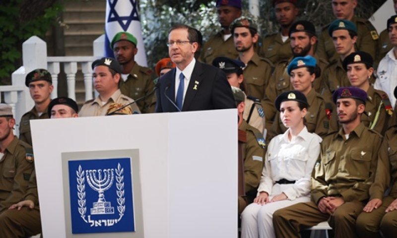 הנשיא הרצוג, הבוקר עם החיילים המצטיינים [צילום: יונתן זינדל, פלאש 90]