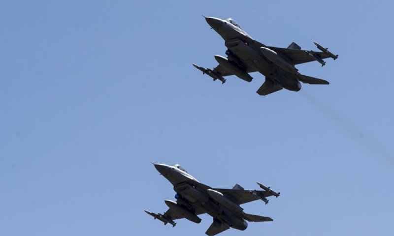 יוזמה עצמאית שכללה הצעת צילומי מטוסי F-16 [צילום: מינדוגס קולביס, AP]