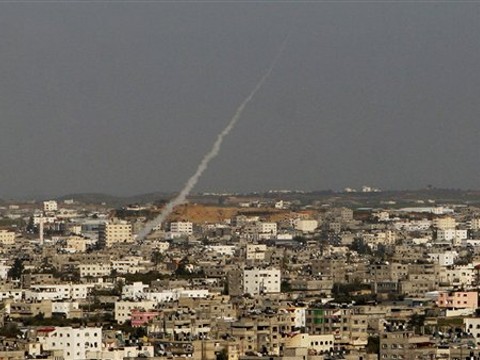 שיגור אחת מרקטות הקסאם לעבר שדרות מבין בתי אזרחים ברצועת עזה [צילום: AP]