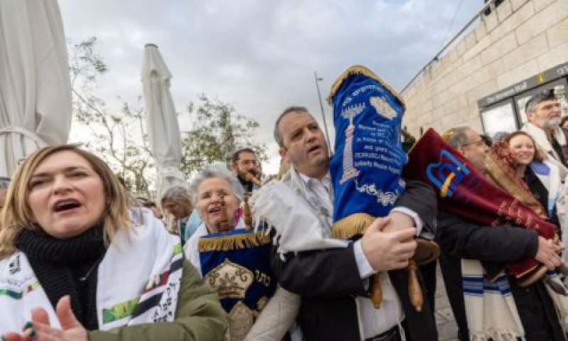 גלעד קריב ופעילים רפורמים וקונסרבטיביים ברחבה העליונה [צילום: יונתן זינדל/פלאש 90]