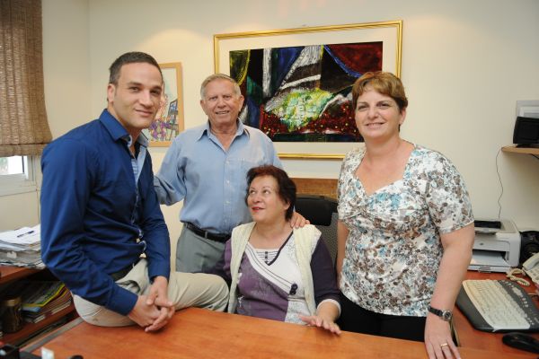 משפחת נועם. מימין - בתו זיוית, רעייתו פועה ז"ל ובנו רותם נועם [צילום: באדיבות המשפחה]