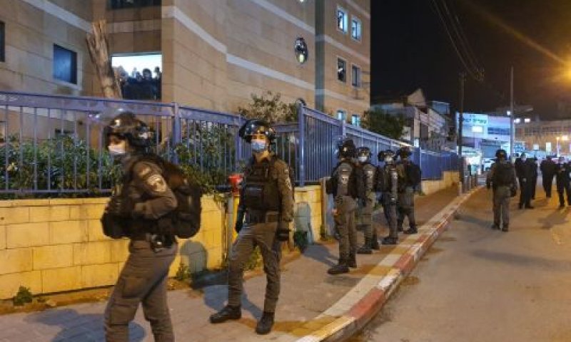 נערכים לפריצה [צילום: דוברות המשטרה]