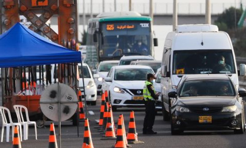 קו 825 של אגד תקוע במחסום [צילום: יוסי אלוני/פלאש 90]