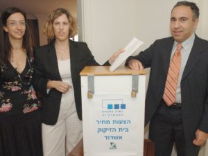נציגות קבוצת פז משלשלות את המעטפה-הצעה לתיבת המכרז