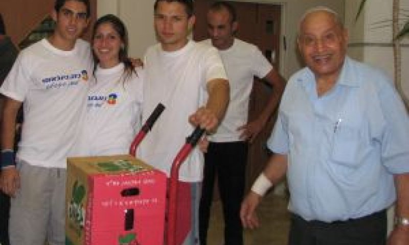 מימין יו"ר עמותת "חסדי יעקב" משה ניסן ועובדי החברה