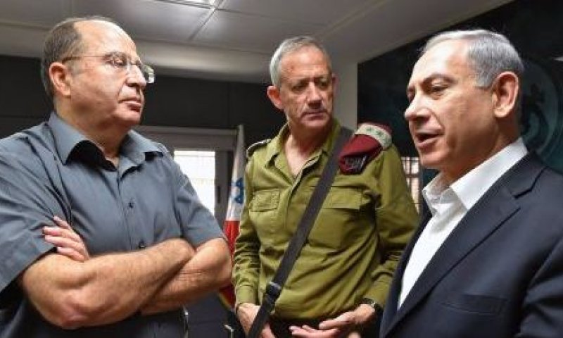 נתניהו, גנץ ויעלון בזמן "צוק איתן" [צילום: אריאל חרמוני]