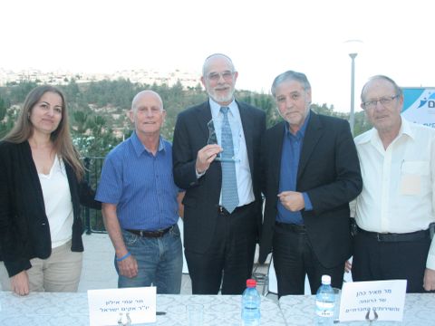 מימין: מנכ"ל הרווחה, שר הרווחה, פייר לוי, יו"ר אקים ומנכ"ל אקים [צילום: אבי מספין]
