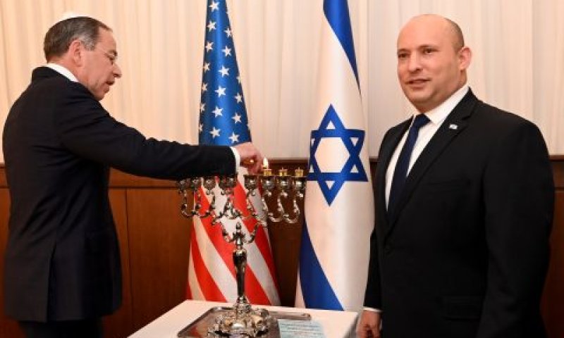 בנט ונידאס בהדלקת נר שמיני [צילום: מתי שטרן/שגרירות ארה"ב בי-ם]