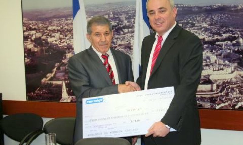 הענקת הצ'ק[צילום: יעל בן שמחון, דוברות האוצר]