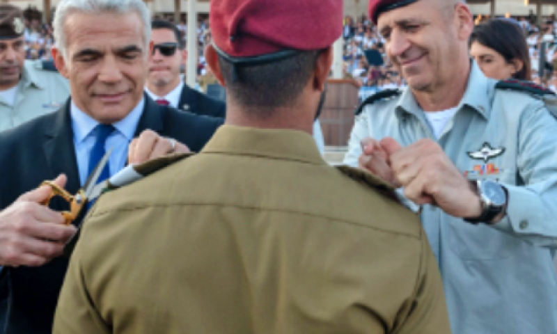 הרמטכ"ל כוכבי וראש הממשלה לפיד בטקס סיום קורס קצינים [צילום: דובר צה"ל]