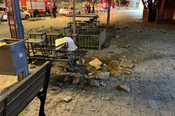 אזור הפגיעה בגבעתיים: פצצה פגעה במדרכה