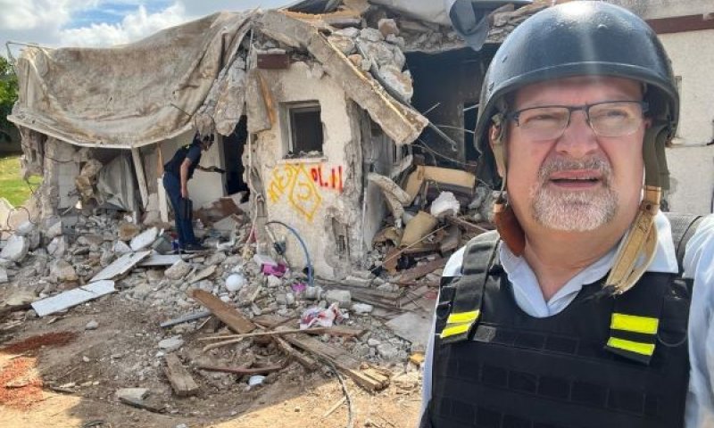 ד"ר יורגן בולר בביקור בכפר עזה [צילום: השגרירות הנוצרית הבינלאומית]
