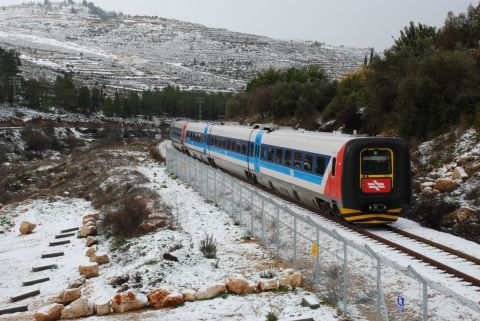 ימות שלג לא היוו אתגר לקרונועי ה-IC3 שתוכננו לשימוש בדנמרק. בשנת 2013 הפעילה רכבת ישראל במיוחד קרונועים כאלו לחילוץ מאות מבקרים שנתקעו בירושלים בסופה עזה במיוחד, אך תמונה זו צולמה ביום רגוע הרבה יותר, 31.01.08 [צילום: רכבת ישראל]