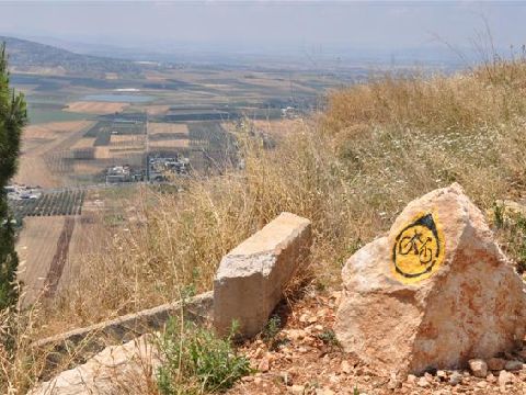 סימון שבילי אופניים בסובב נצרת עילית [צילום: רונית סבירסקי, קק"ל]