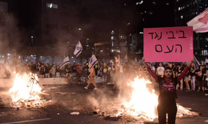 מפגינים חוסמים את נתיבי איילון [צילום: תומר נויברג/פלאש 90]