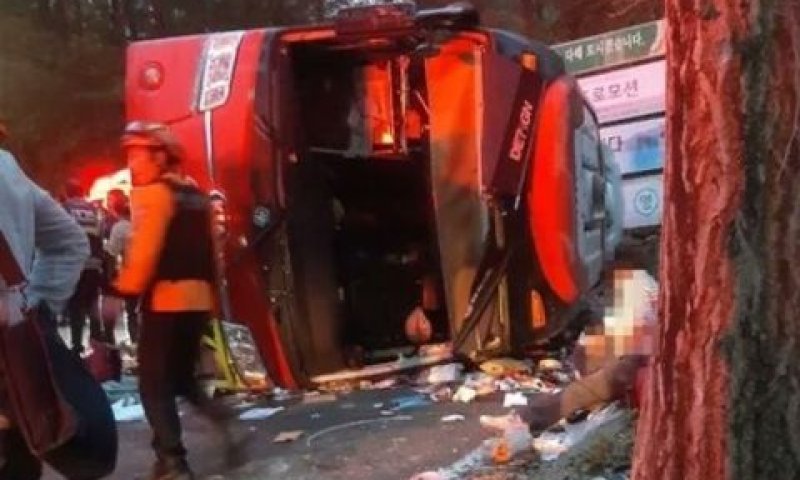 האוטובוס שהתהפך [צילום: שימוש לפי סעיף 27א לחוק זכויות יוצרים]