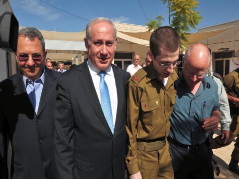 מימין לשמאל: נעם שליט, גלעד שליט, ראש הממשלה, בנימין נתניהו, שר הביטחון, אהוד ברק [צילום: אריאל חרמוני, משרד הביטחון]