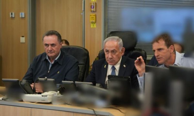 נתניהו בבור של חיל האוויר [צילום: אלעד מלכה]