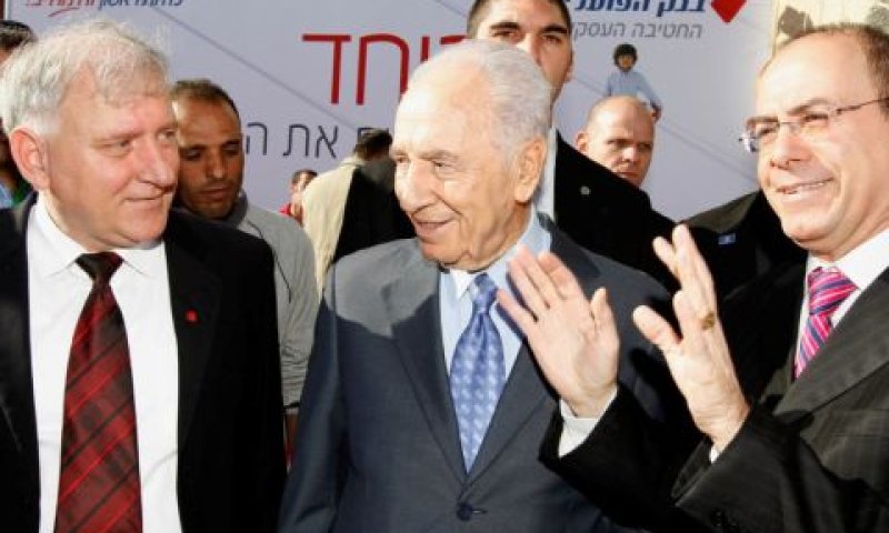 סרוסי עם הנשיא פרס והשר לפיתוח הגליל, סילבן שלום, היום [צילום: אנצ&acute;ו גוש &ndash; ג&acute;יני]