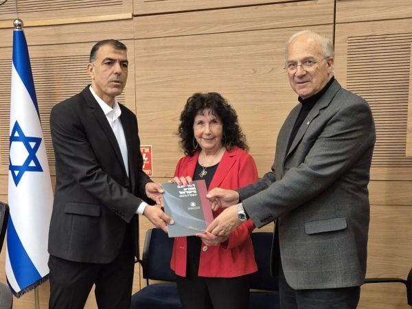 הגשת הדוח לוועדה [צילום: דוברות הכנסת]