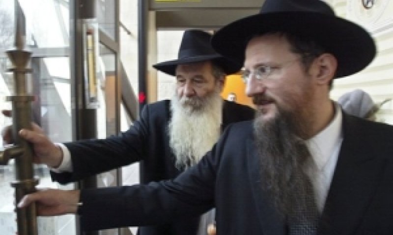 הרב לזר (מימין) [צילום: AP]