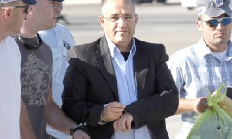 יונה אזוק עם נחיתתו בישראל [צילום: פלאש 90]