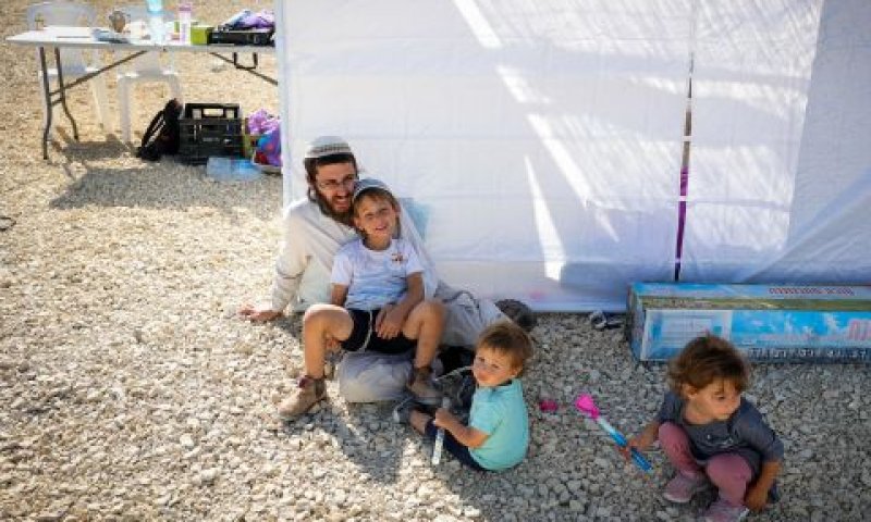 פעילים לחידוש ההתיישבות בעזה בגבול הרצועה [צילום: פלאש 90]