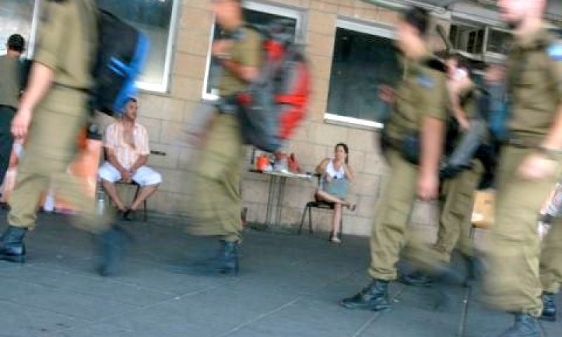 חיילים בתחנה המרכזית בעפולה [צילום: פלאש 90]