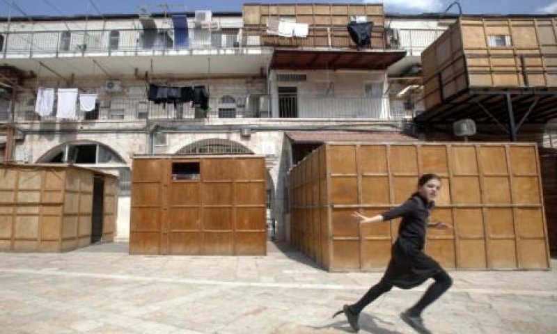 סוכות בשכונת מאה שערים [צילום: פלאש 90]